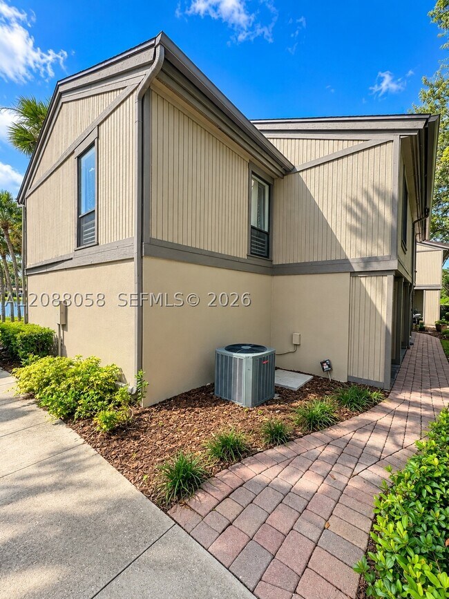 Building Photo - 666 Lake Villas Dr