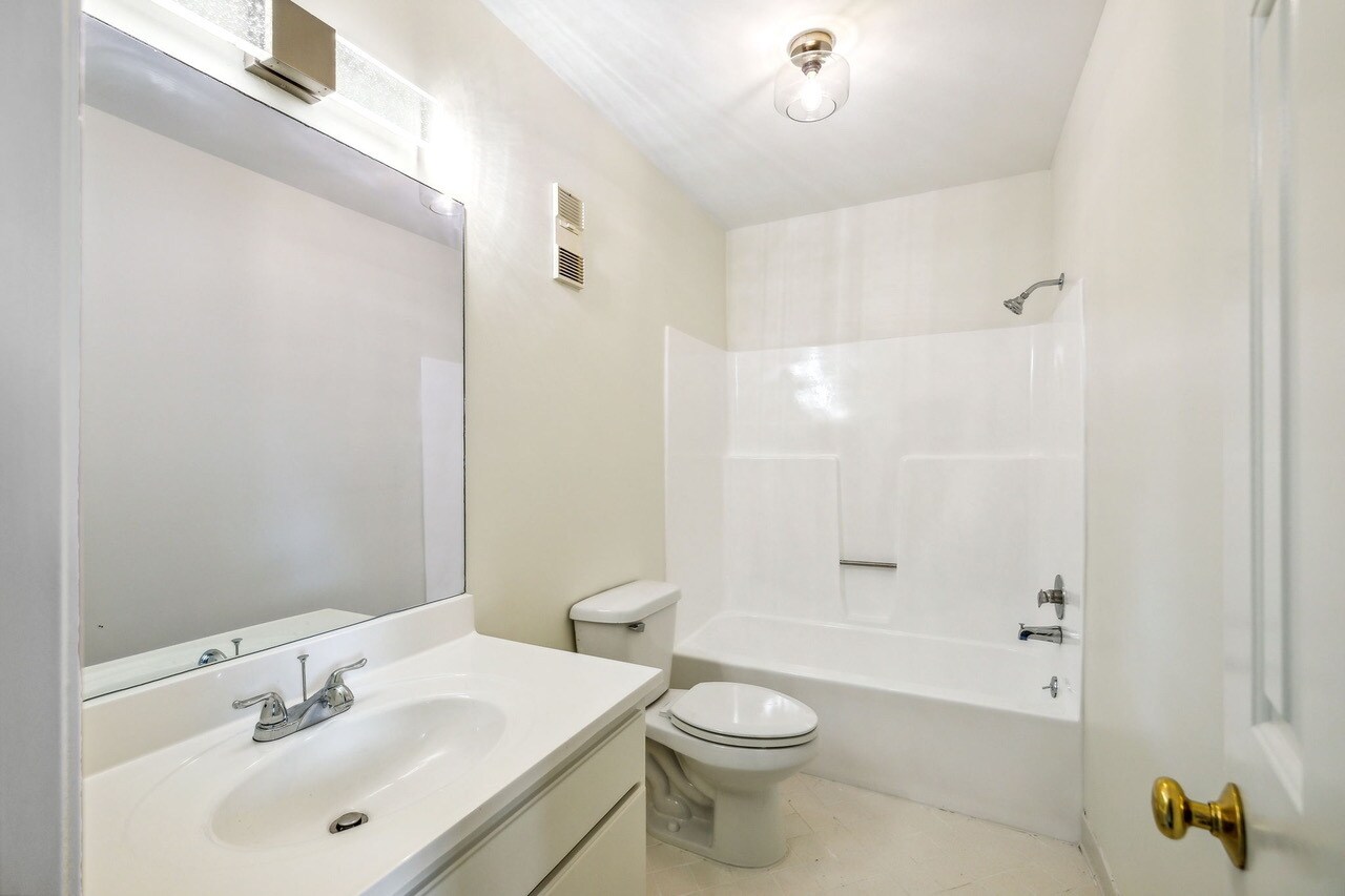 Building Photo - 4100 Lealand Ln