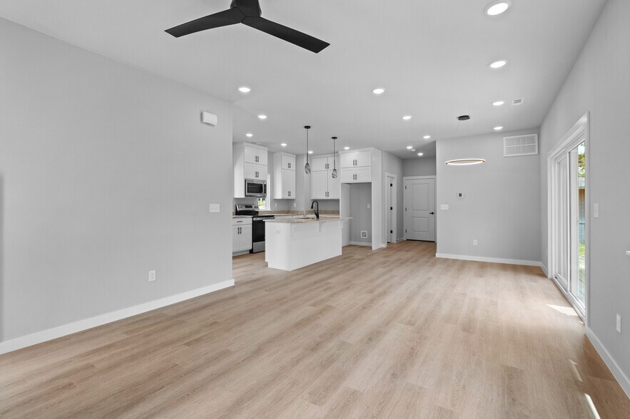 Building Photo - 2 Brightling Ln