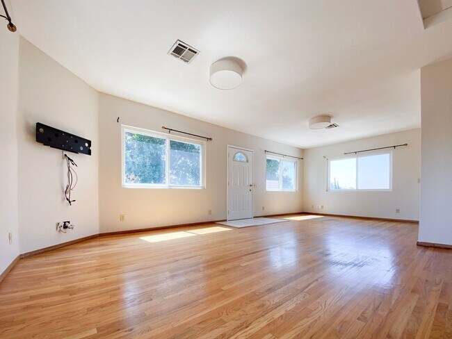 Building Photo - Spacious 3 Bed · 2 Bath Hillside Home — Mo...