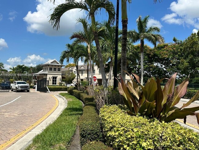 Building Photo - 2002 Freeport Dr