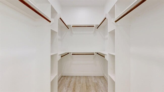 Building Photo - 4867 N Oakland Ln