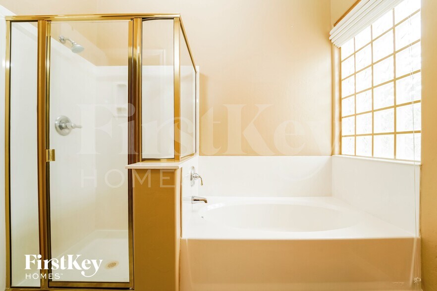 Building Photo - 5240 N Spring Pointe Pl