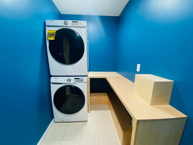 Building Photo - 6004 Lindley Ave