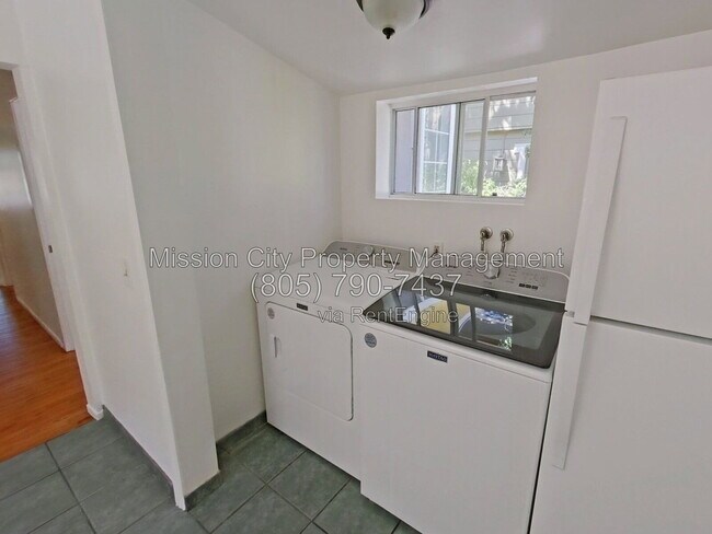 Building Photo - 418 E Sola St