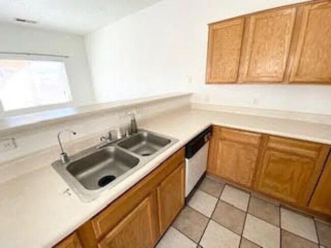 Building Photo - 7176 Husky Dr NE