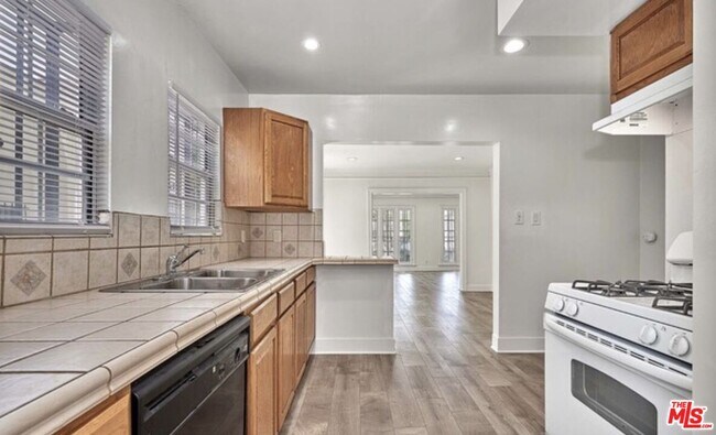 Building Photo - 734 S Gramercy Pl