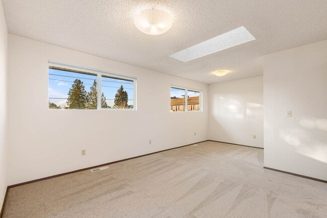 Building Photo - Great Home with Lots of Upgrades in a Great Location!