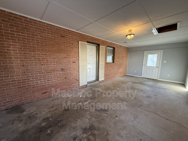 Building Photo - 727 Chalklevel Rd