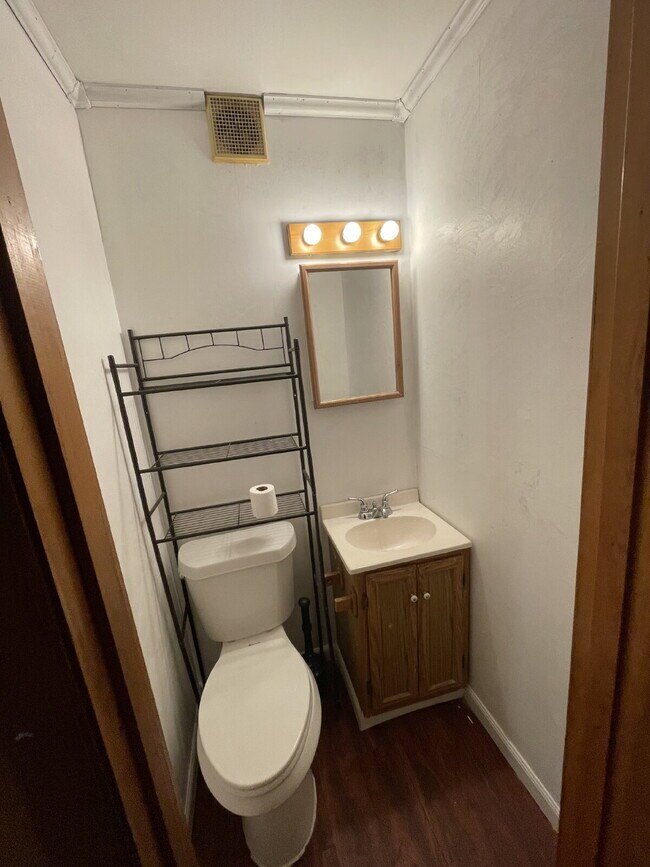 Building Photo - Spacious 3 bedroom with Off street parking!