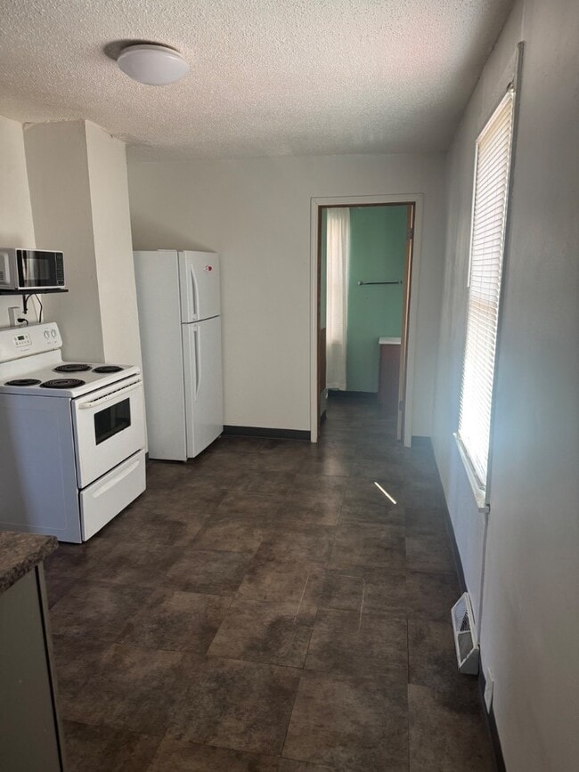 Building Photo - Charming 2-Bedroom House Bettendorf