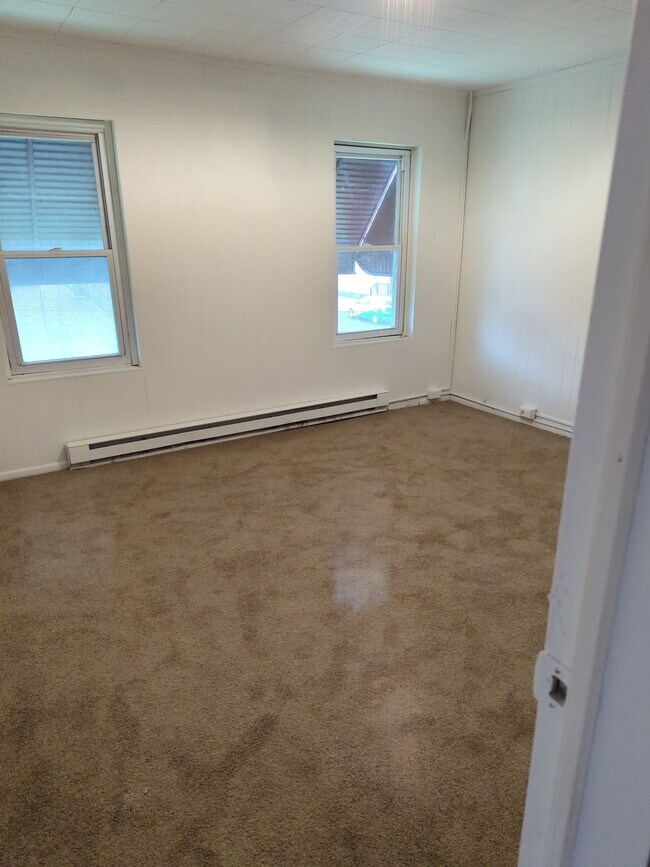 Building Photo - 605 Pond St