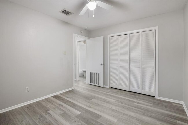 Building Photo - 10831 Sugar Hill Dr