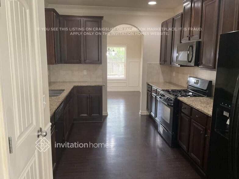 Building Photo - 3911 Lake Manor Way