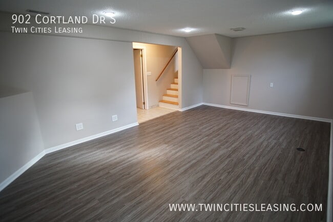 Building Photo - 902 Cortland Dr S