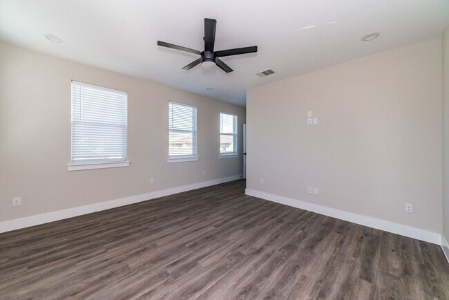 Building Photo - 1618 W Lawndale Dr