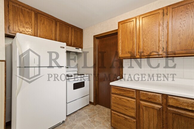 Building Photo - 1620 E Selma St