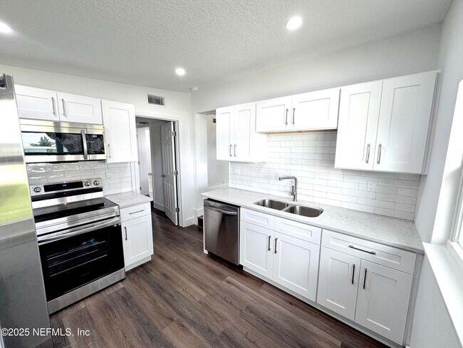 Building Photo - 3263 S Peninsula Dr