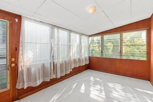 Building Photo - 2 bedroom Single Family Home with Fenced i...