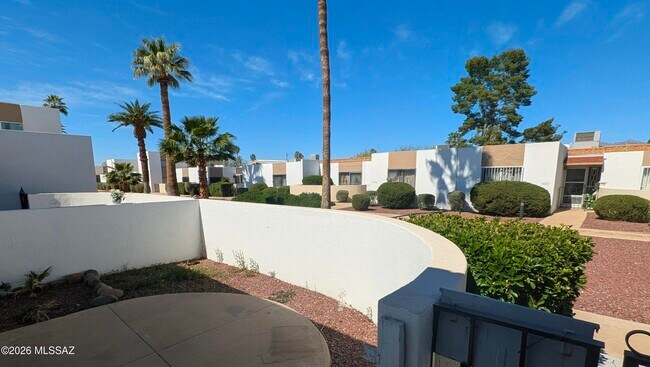 Building Photo - 6539 E Golf Links Rd