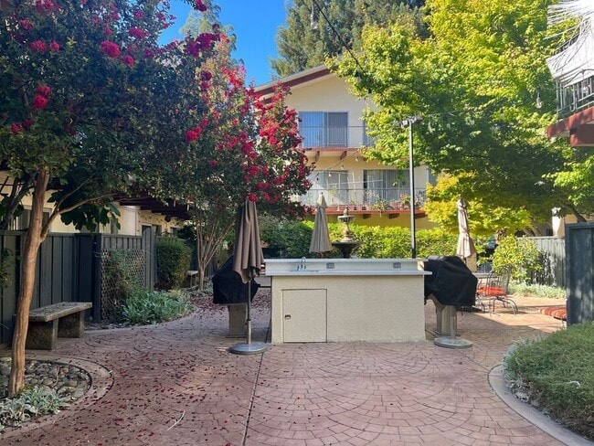 Building Photo - 241 Lafayette Cir