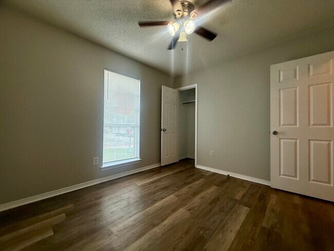 Building Photo - 13907 Rockinghorse Ln