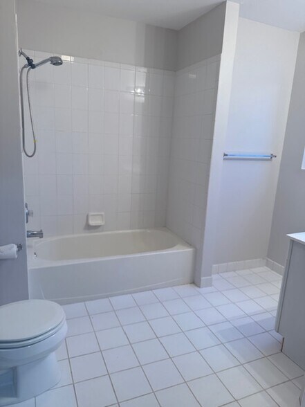 Second Bedroom Private Bath - 3 Paula Way