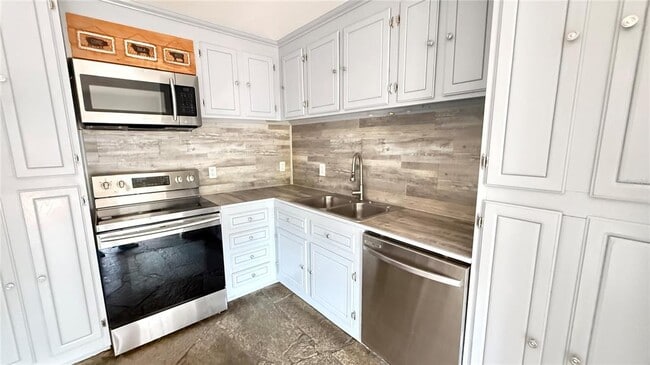 Building Photo - 4694 Pheasant Run Dr