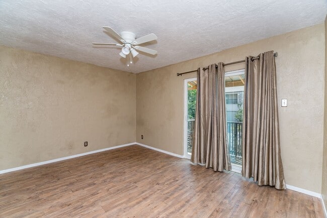 Building Photo - 2-BEDROOM TOWNHOME IN ALAMO HEIGHTS