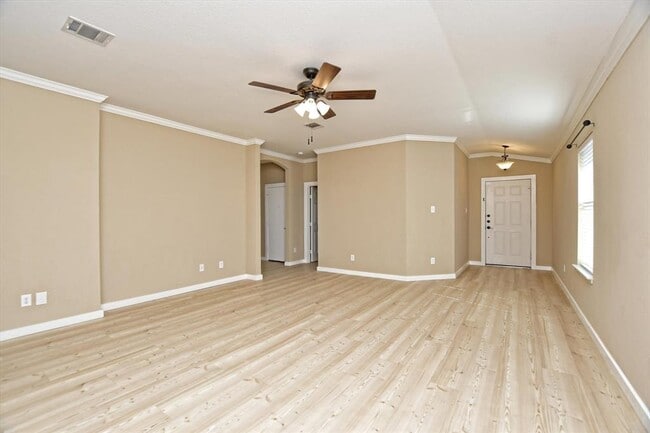 Building Photo - 537 MacKenzie Way