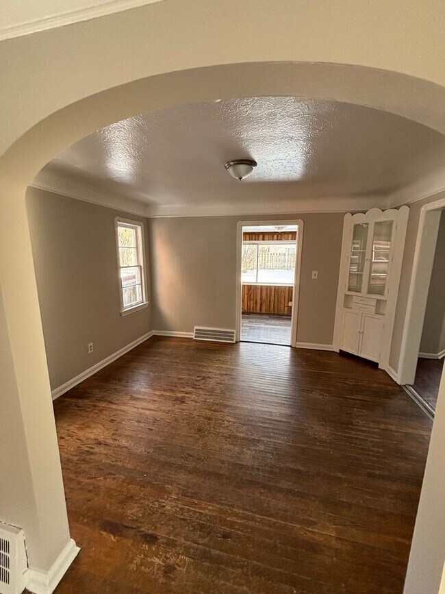 Building Photo - 3057 Livingston Rd