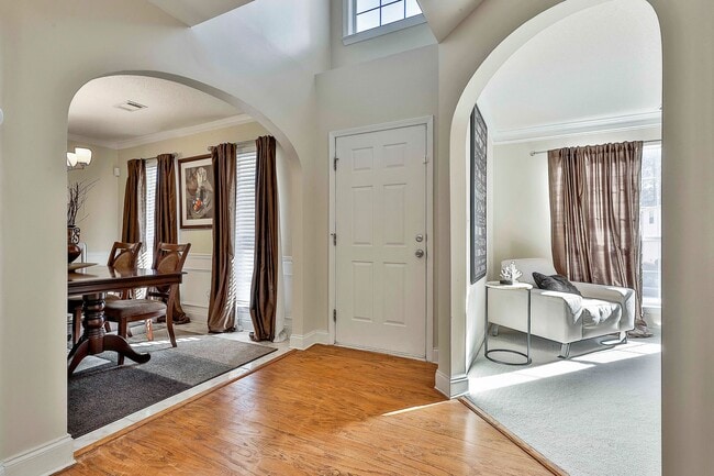 Building Photo - Fully Furnished 4 Bedroom with Internet Included!