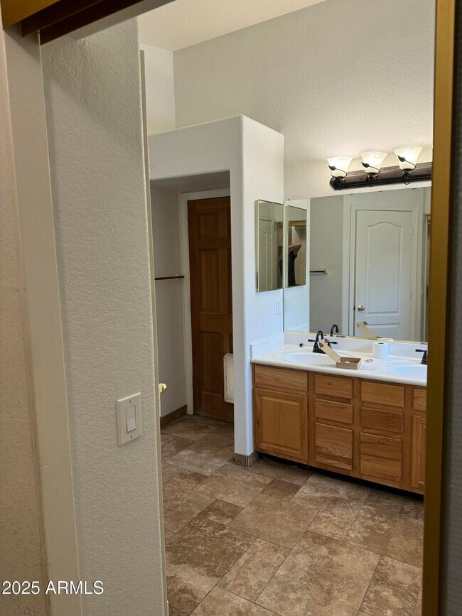 Building Photo - 11448 E Petra Ave