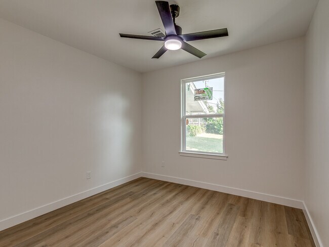 Building Photo - 1723 W Park Pl