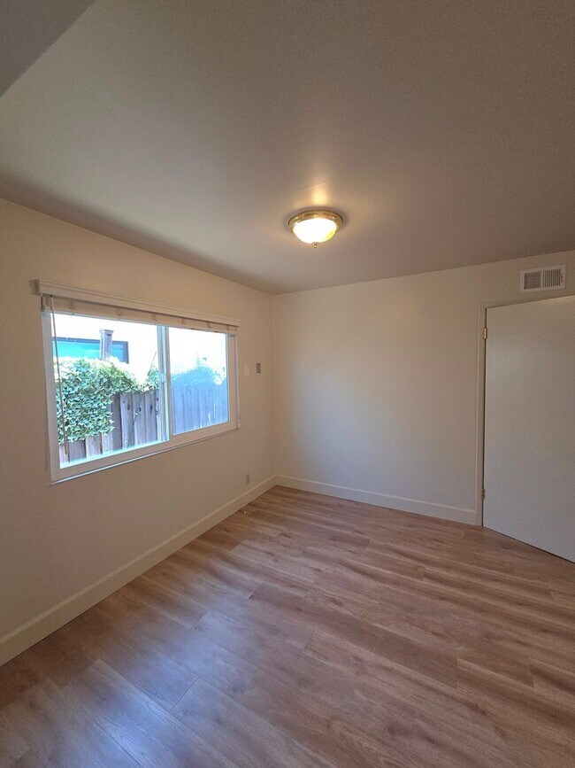 Building Photo - Beautiful 3 bedroom, 2 bath home available now