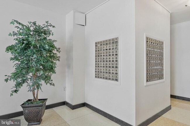 Building Photo - 522 21st St NW