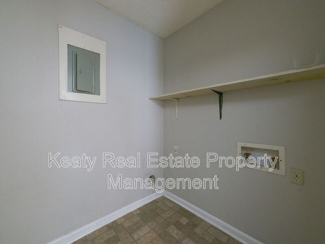 Building Photo - 513 Fox Run Ave