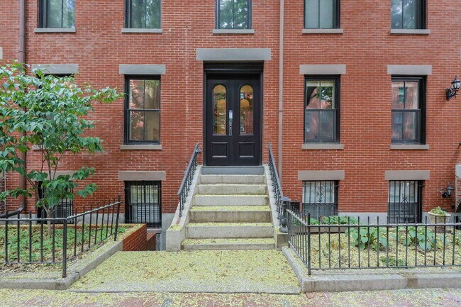 Building Photo - Updated 2-Bedroom Duplex Close to It All -...