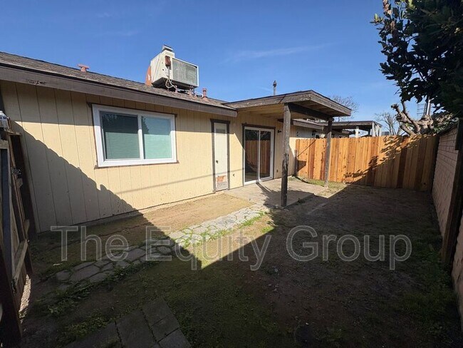 Building Photo - 2500-2504 West Chestnut Ct