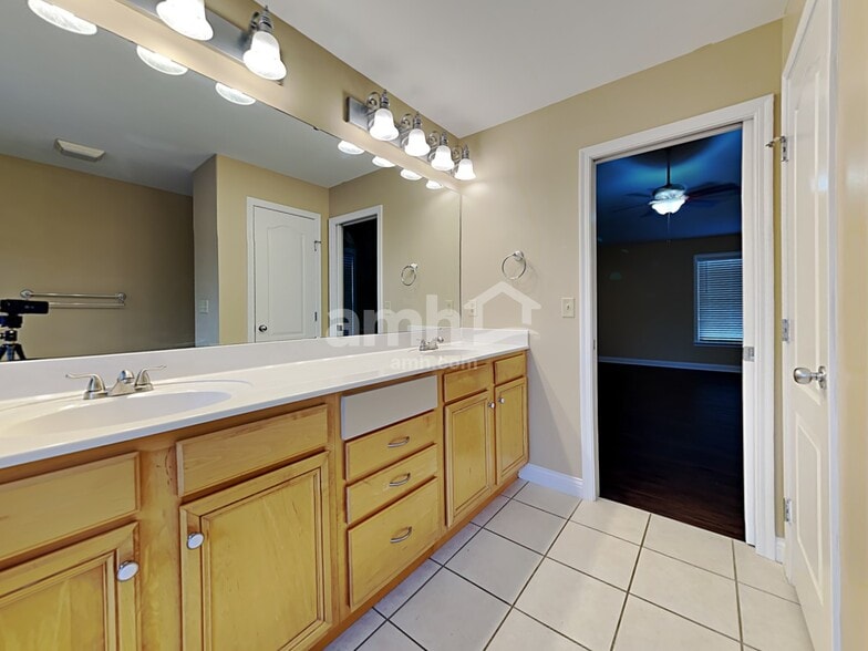 Building Photo - 11207 Sugarmill Dr