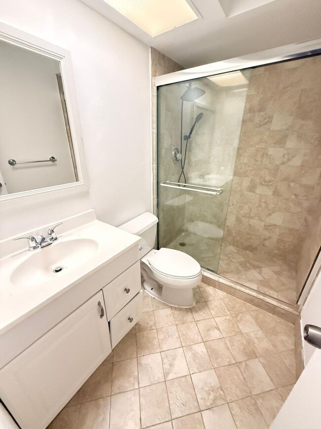 Building Photo - 3333 Oak Dr
