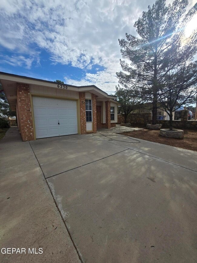 Building Photo - 6230 Arch Bridge Dr