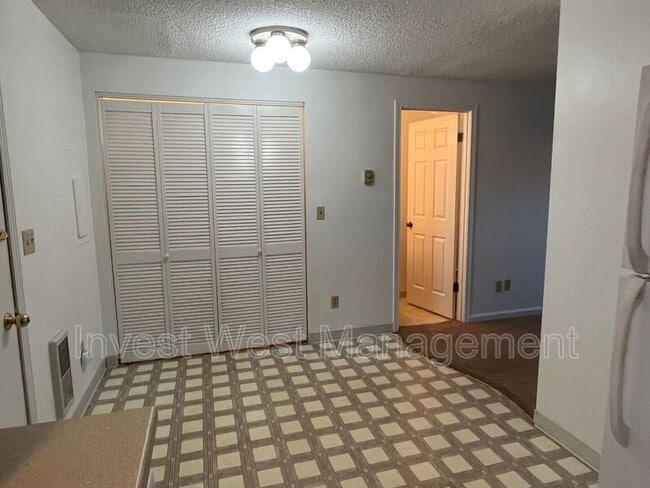 Building Photo - 710 NE 15th Ave