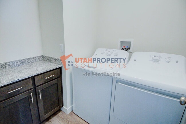 Building Photo - 1047 W 400 S