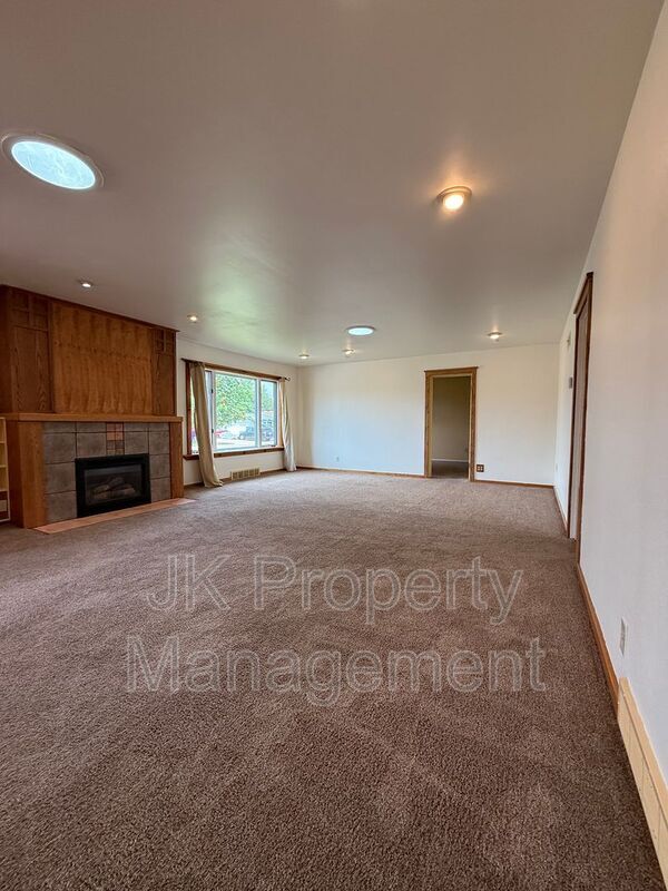 Building Photo - 806 Forest Ave