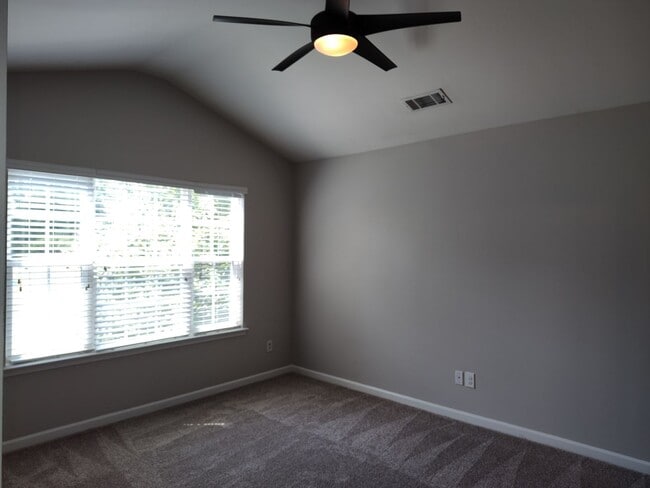 Building Photo - Beautiful Townhome in Berkshire!