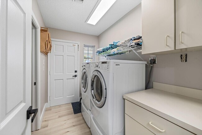 Building Photo - 864 Whippoorwill Row