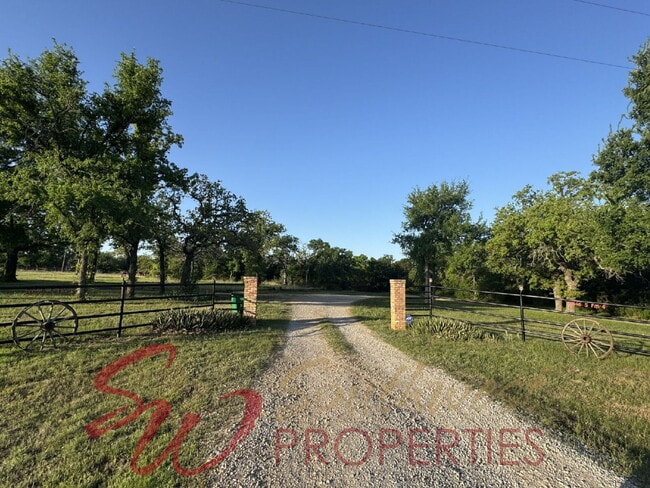 Building Photo - 2 bedroom 2 bath on a 12 acre paradise!