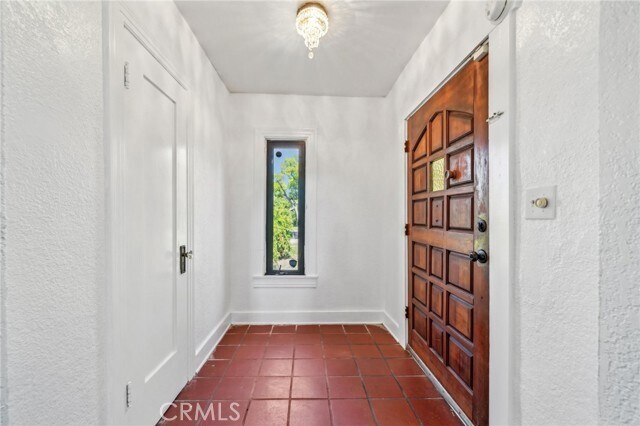Building Photo - 3098 N Arrowhead Ave