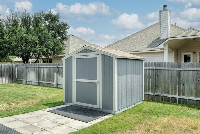 Building Photo - 204 Blue Spruce Way